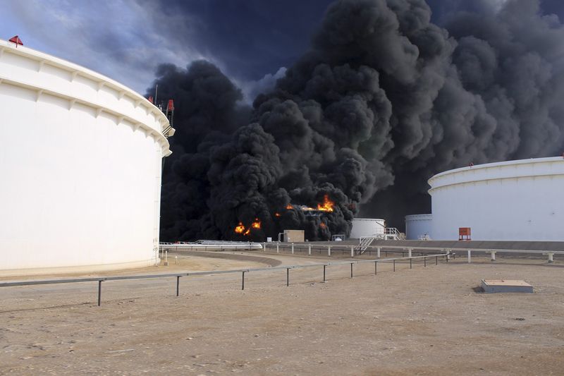 © Reuters. إنتاج النفط الليبي 385 ألف ب/ي وحريق يدمر 800 ألف برميل