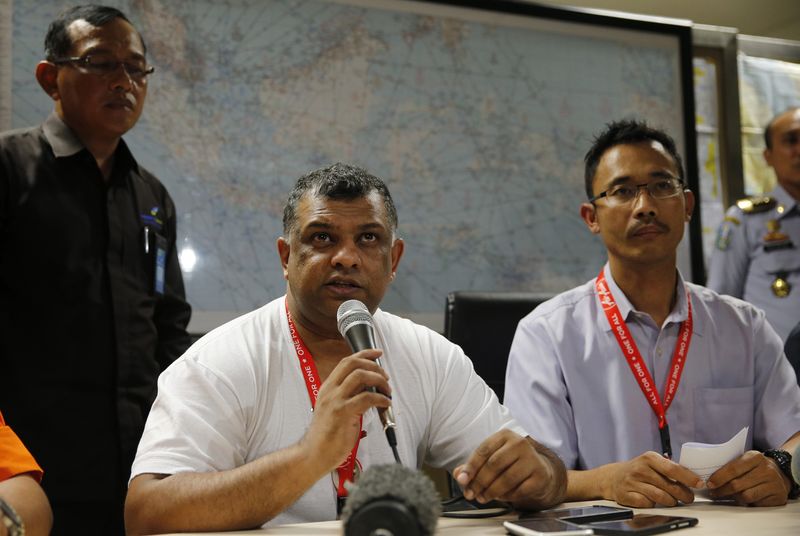 © Reuters. AirAsia se enfrenta a una enorme crisis mientras el avión sigue perdido