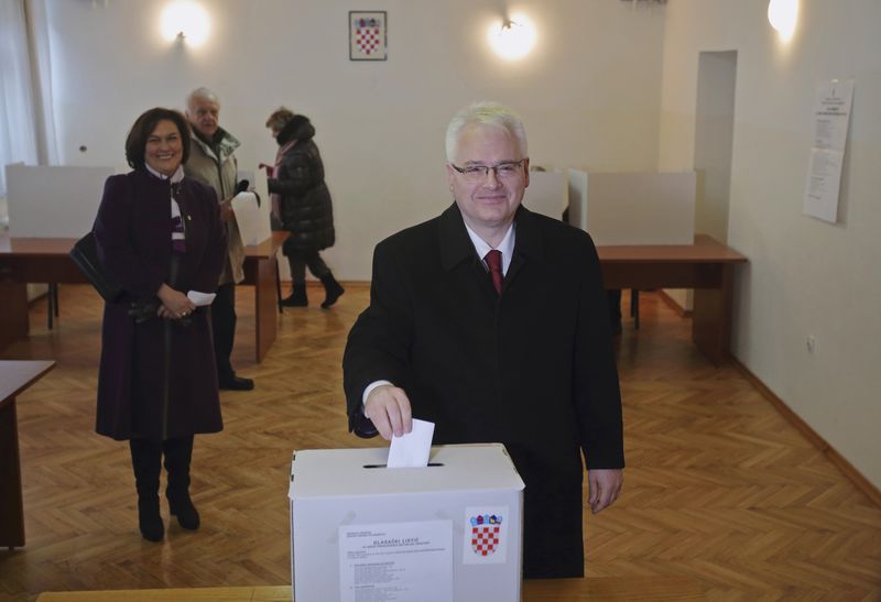 © Reuters. Croatian President Ivo Josipovic casts his vote at a polling booth during the presidential election in Zagreb