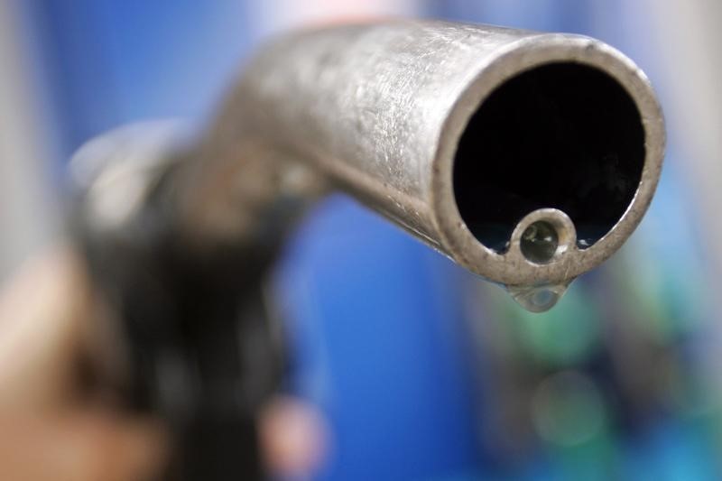 © Reuters. File photo of a motorist holding a fuel pump at a Gulf petrol station in London