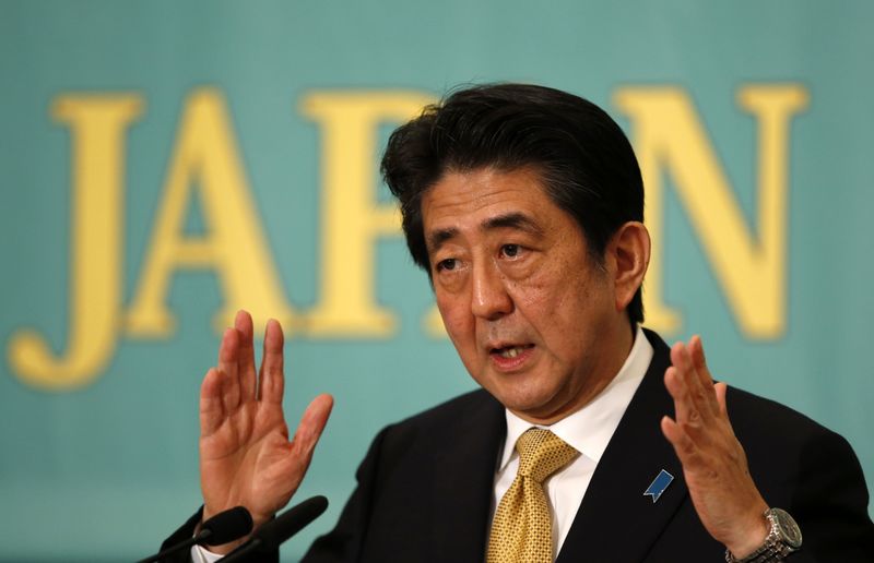 © Reuters. Japan's PMr and leader of the ruling LDP Abe speaks during a debate session with seven other party leaders ahead of the December 14 lower house election in Tokyo