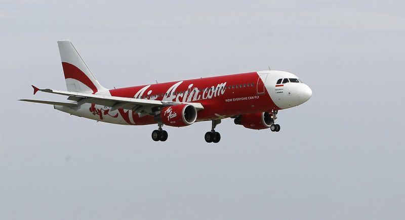 © Reuters. En la imagen de archivo, un avión de pasajeros Airbus A320-200 de Indonesia AirAsia se prepara para aterrizar en el aeropuerto de Sukarno-Hatta, en Tangerang, en las afueras de Yakarta