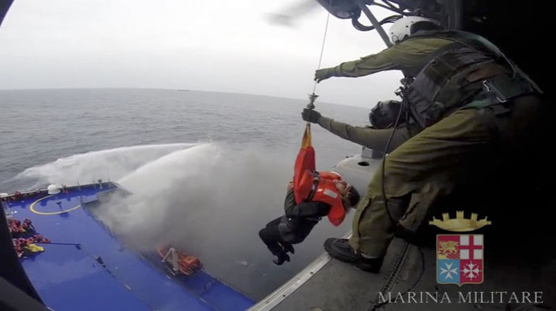 © Reuters. Il salvataggio di uno dei passeggeri del traghetto Norman Atlantic