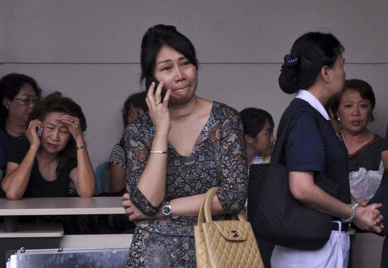 © Reuters. Familiares de passageiros a bordo do voo QZ8501 da AirAsia aguardam por informações no aeroporto