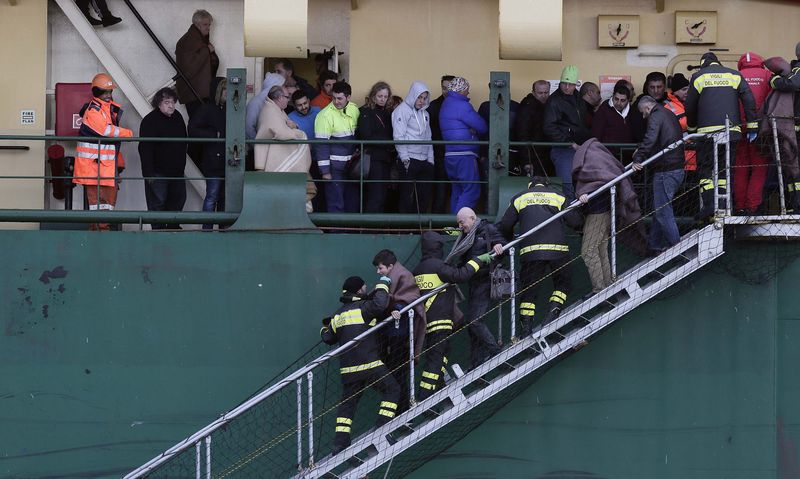 © Reuters. QUATRE CORPS RETROUVÉS À BORD DU FERRY INCENDIÉ EN MÉDITERRANÉE