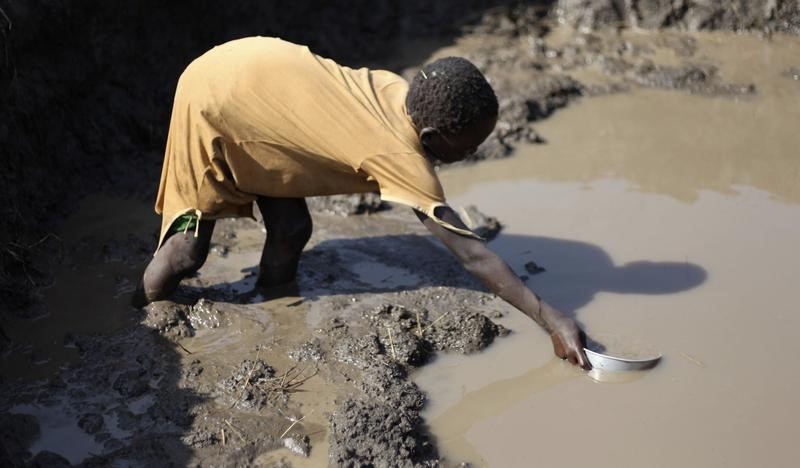 © Reuters. Sudanese girl collects water from muddy pond in South Sudan's Doro refugee camp