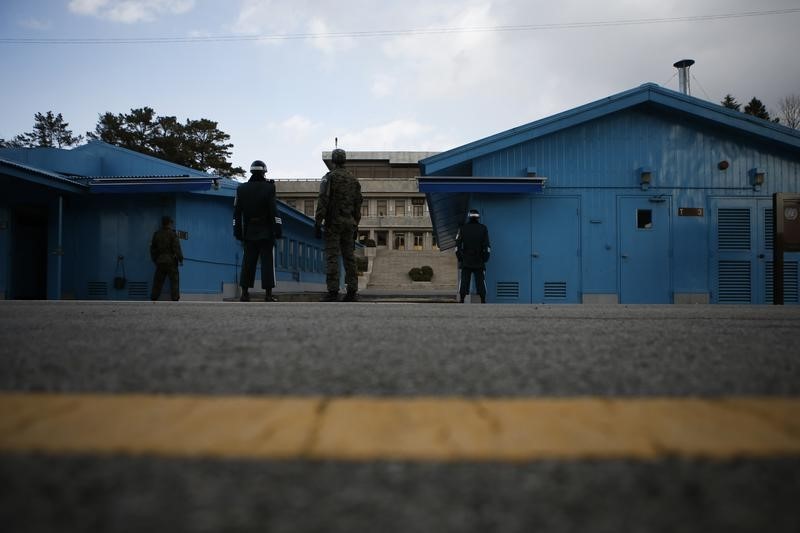 © Reuters. Soldados sul-coreanos de guarda na vila de Panmunjom na fronteira as duas Coreias