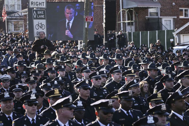 © Reuters. Policiais viram as costas para tela que transmitia discurso ao vivo do prefeito Bill de Blasio, em Nova York