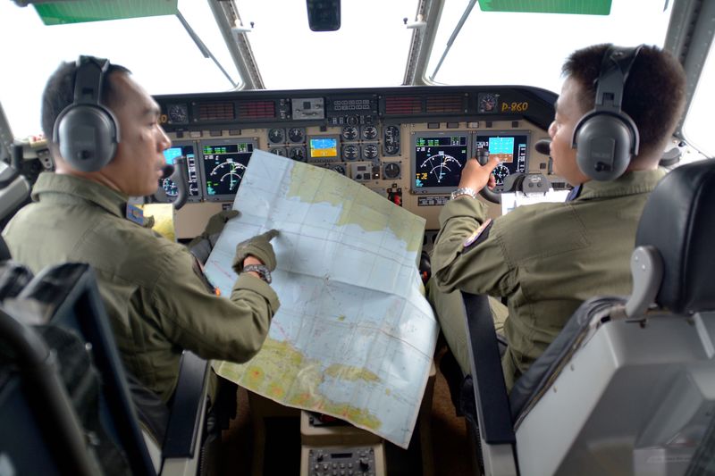 © Reuters. Indonesia dice que el avión desaparecido podría estar en el fondo del mar