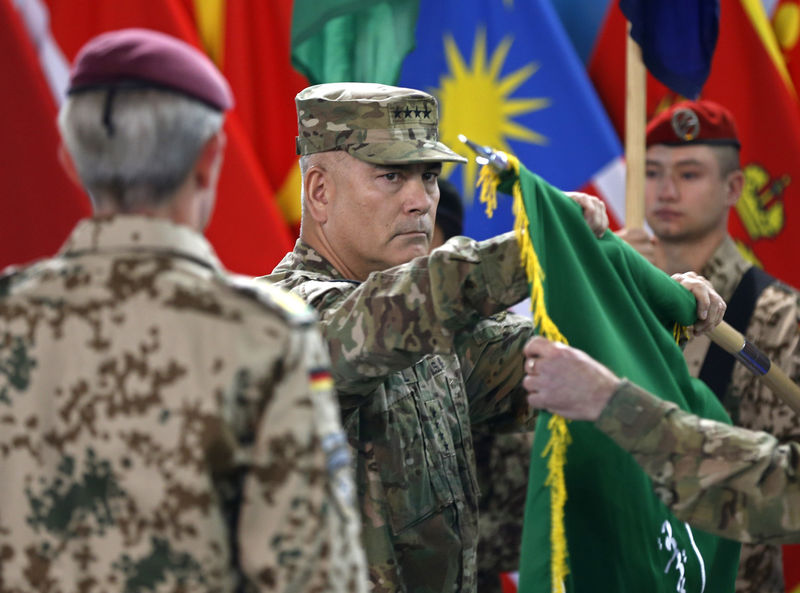 © Reuters. O general dos EUA, John Campbell, enrola a bandeira da Isaf durante cerimônia em Cabul 