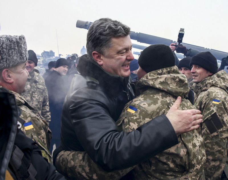 © Reuters. Президент Украины Петр Порошенко на встрече с военными в Чугуеве