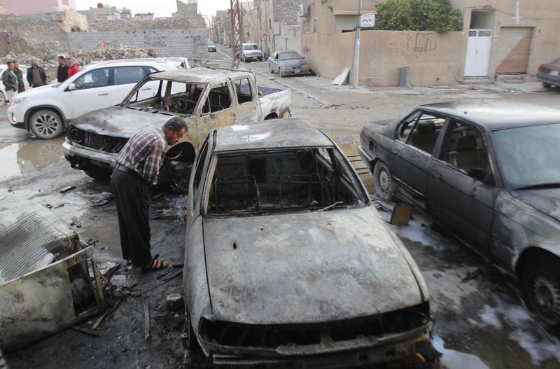 © Reuters. الشرطة: انتحاري يقتل 11 شيعيا شمالي بغداد