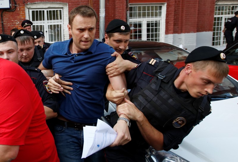 © Reuters. Policemen detain Russian opposition leader and anti-corruption blogger Alexei Navalny in Moscow