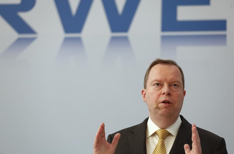 © Reuters. CEO of RWE AG Terium gestures during a news conference in Essen