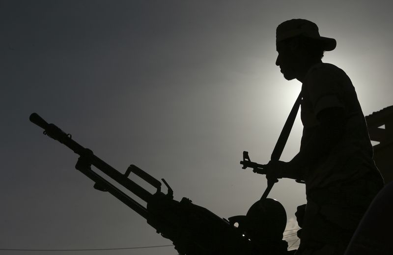 © Reuters. Soldados de forças líbias pró-governo durante confrontos em Benghazi