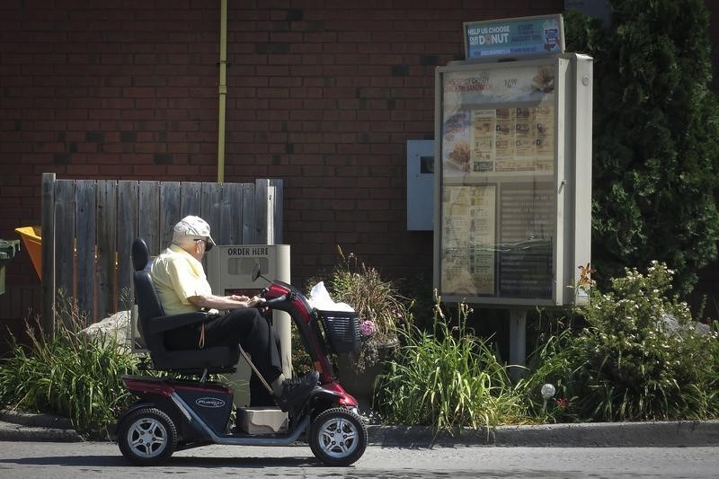 © Reuters. El cuidado de ancianos impulsa a ejecutivos a crear startups y apps