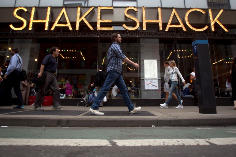 © Reuters. People walk past a Shake Shack restaurant in New York