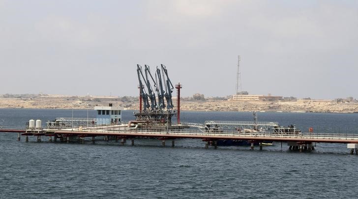 © Reuters. ليبيا تدير إنتاجا شحيحا من النفط مع إغلاق موانئ رئيسية