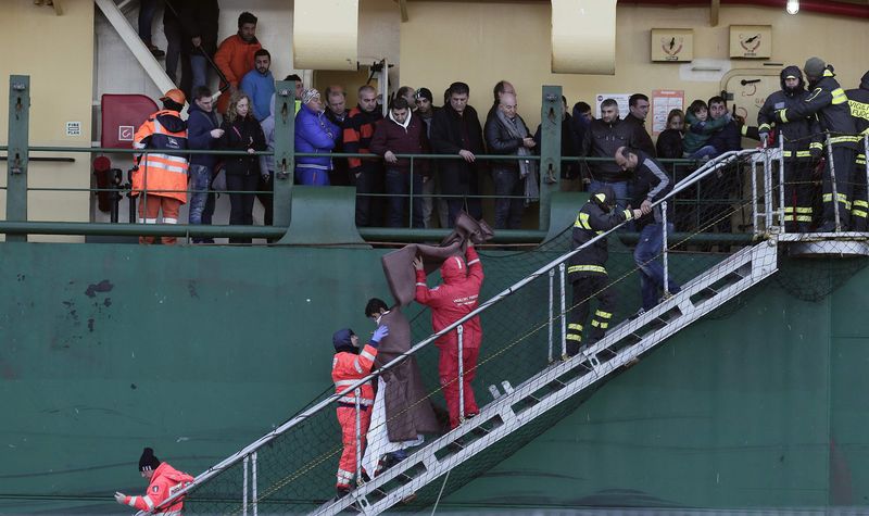 © Reuters. Passageiros são retirados após incêndio em balsa 