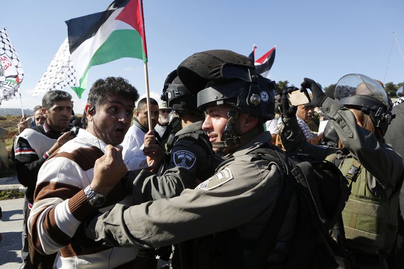 © Reuters. Manifestante palestino discute com soldado israelense durante protesto 