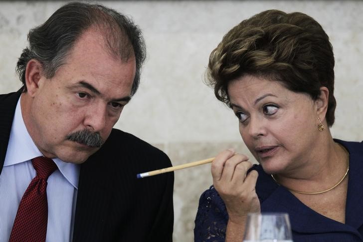 © Reuters. Presidente Dilma Rousseff e ministro Mercadante conversam durante reunião em Brasília