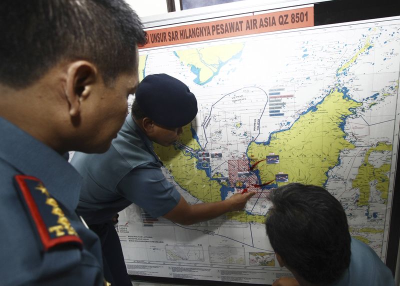 © Reuters. Soldados trabalham em mapa da Indonésia em busca por avião da AirAsia