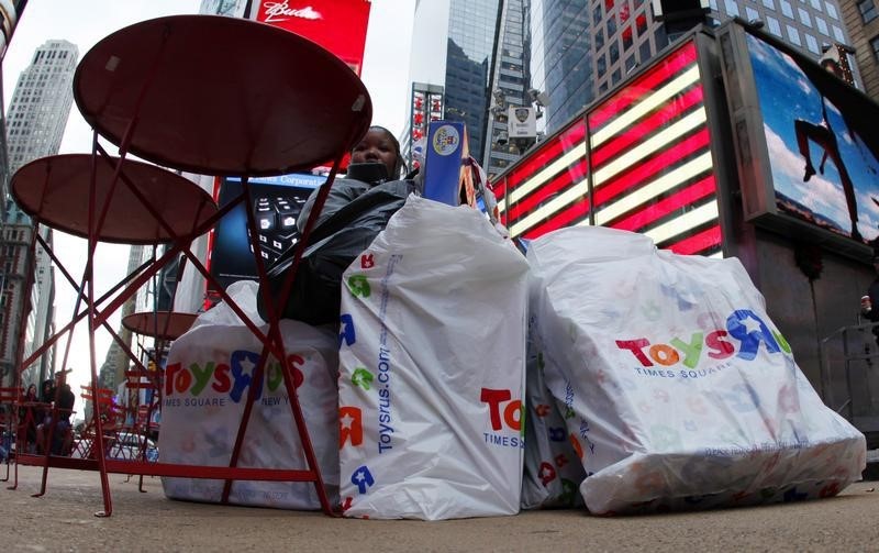 © Reuters. Holiday shopper takes break in New York City's Times Square