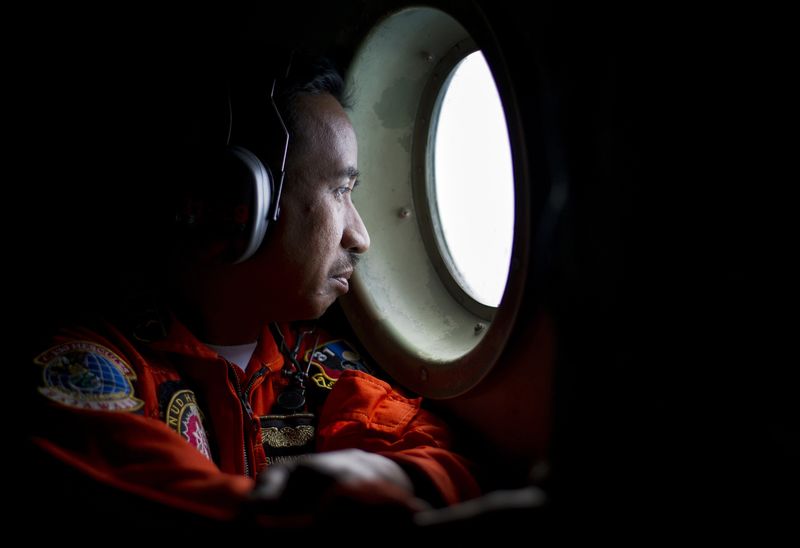 © Reuters. التلفزيون الإندونيسي يعرض لقطات لجسمين في بحر جاوة قد يكونان من حطام طائرة إير آسيا