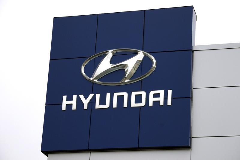 © Reuters. The Hyundai logo is seen outside a Hyundai car dealer in Golden