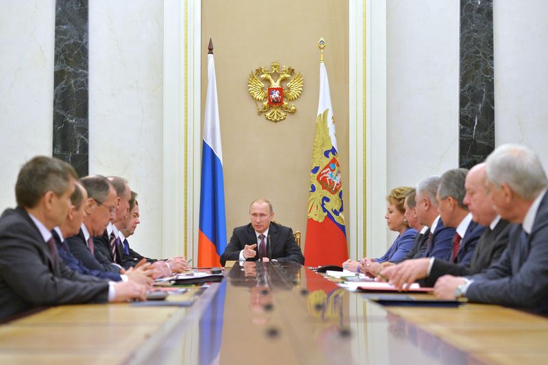 © Reuters. Russian President Vladimir Putin chairs the Security Council in Moscow's Kremlin