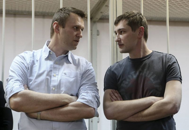 © Reuters. Russian opposition leader and anti-corruption blogger Alexei Navalny and his brother and co-defendant Oleg attend a court hearing in Moscow