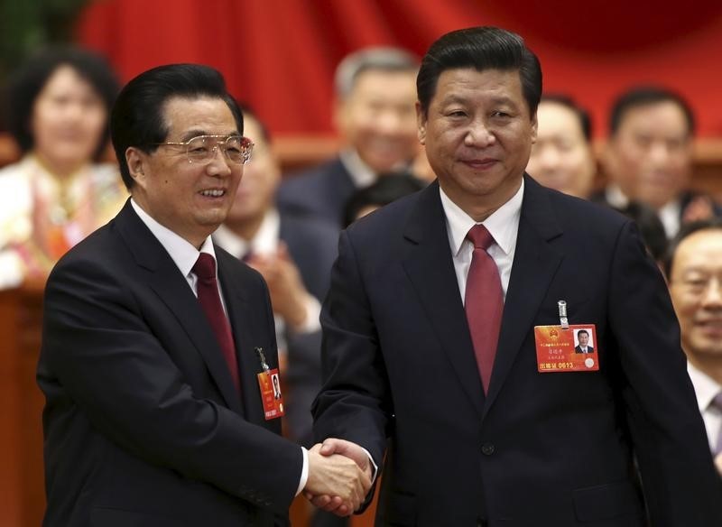 © Reuters. Hu Jintao shakes hands with China's President and chairman of the Central Military Commission Xi Jinping during the fourth plenary meeting of the first session of the 12th National People's Congress (NPC) in Beijing