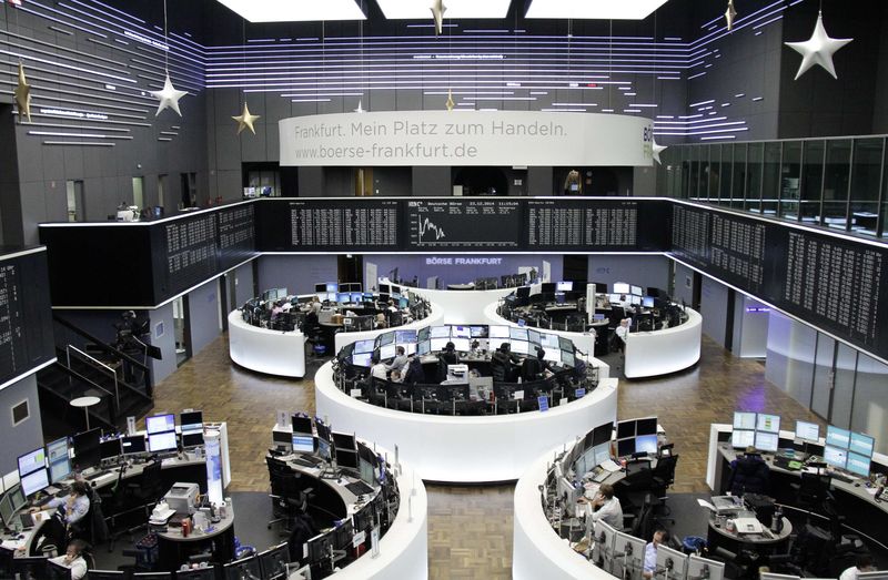 © Reuters. Трейдеры на торгах фондовой биржи во Франкфурте-на-Майне