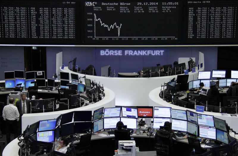 © Reuters. Traders are pictured at their desks in front of the DAX board at the Frankfurt stock exchange