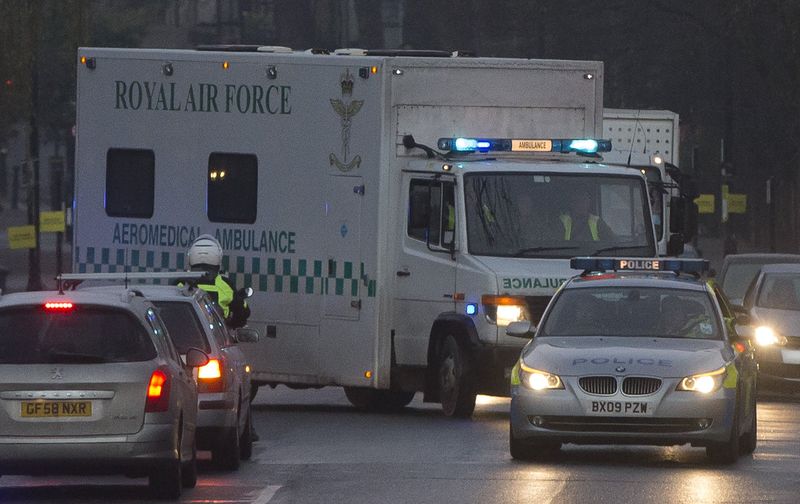 © Reuters. Ambulância com paciente infectada pelo Ebola ao chegar a um hospital de Londres