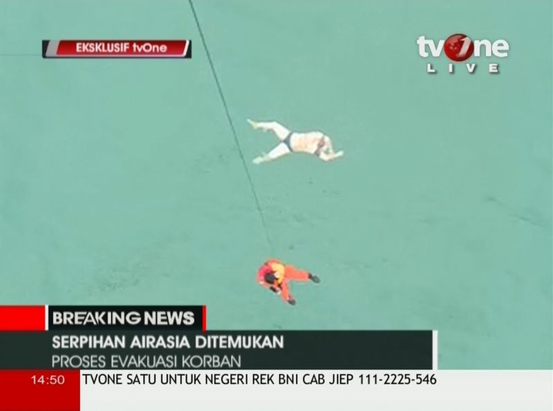 © Reuters. Recuperados en el mar restos y cadáveres del avión de AirAsia desaparecido 