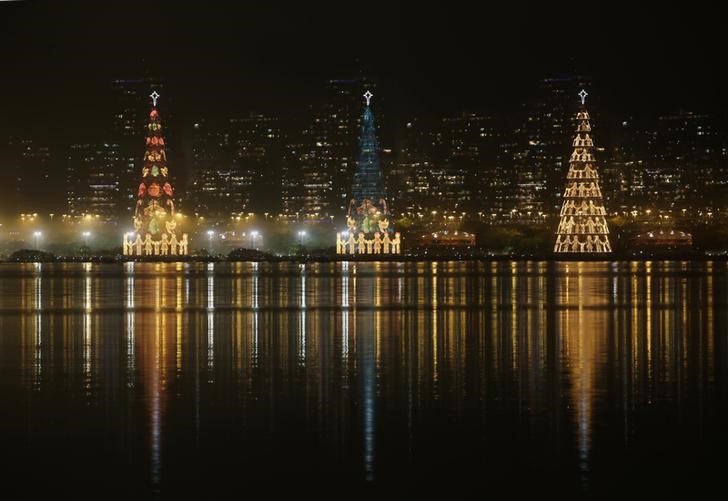 © Reuters. Árvores de natal acesas na lagoa Rodrigo de Freitas, no Rio de Janeiro