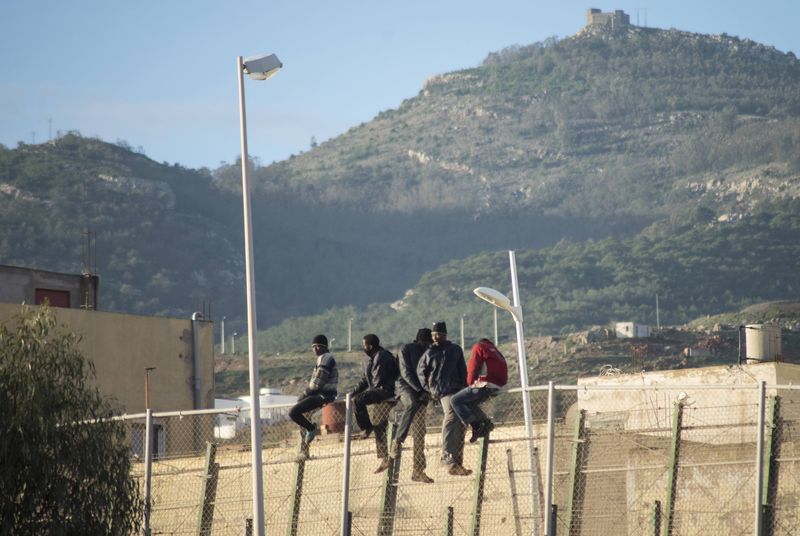 © Reuters. Un centenar de inmigrantes entran en Melilla en un salto a la valla fronteriza