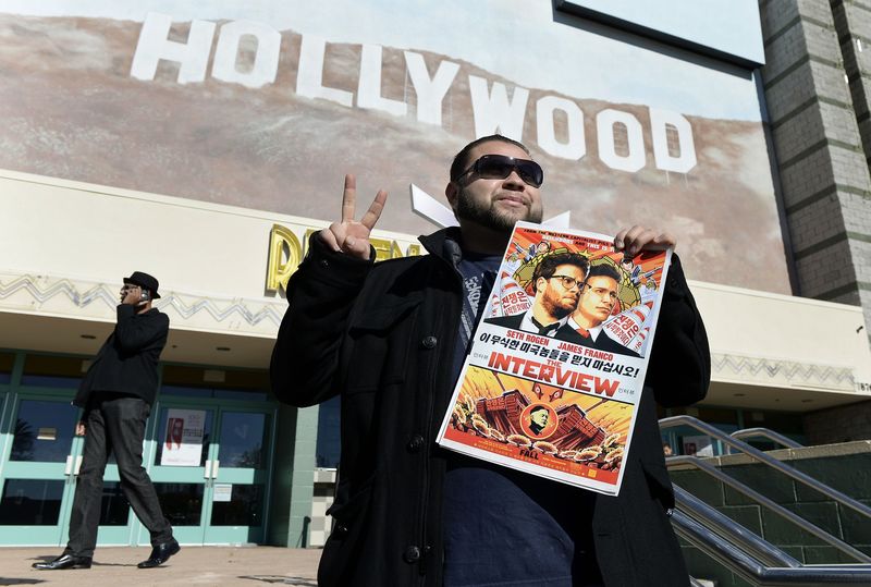 © Reuters. Rubin Carias segura pôster de filme "A Entrevista" em Los Angeles