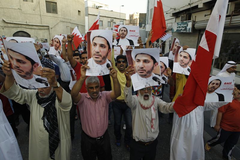 © Reuters. اشتباكات أمام منزل زعيم المعارضة المعتقل في البحرين