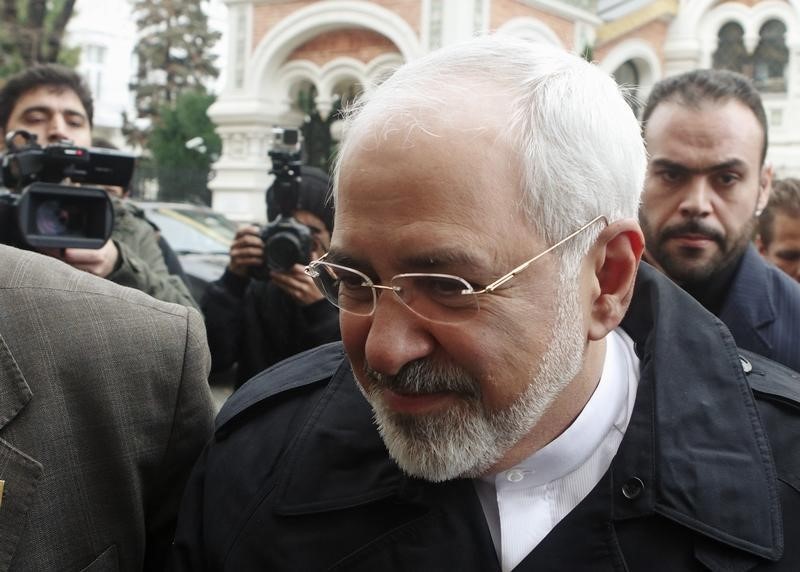 © Reuters. Iranian Foreign Minister Zarif arrives at the Iranian embassy for lunch with former European Union foreign policy chief Ashton in Vienna