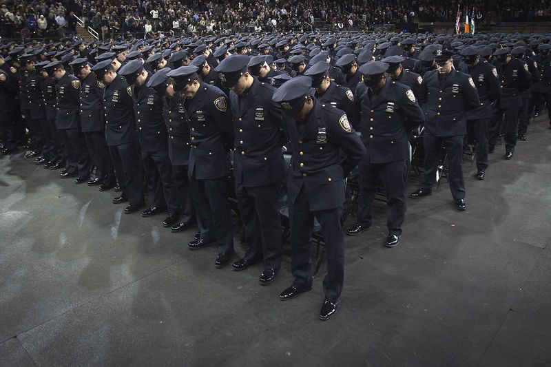 © Reuters. Las muertes por arma de fuego de agentes en EEUU suben un 56% en 2014  