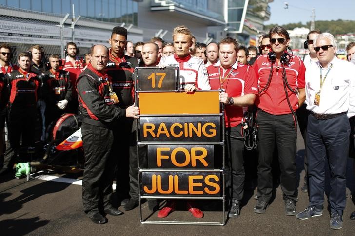 © Reuters. El piloto Jules Bianchi sigue inconsciente, pero comienza su rehabilitación