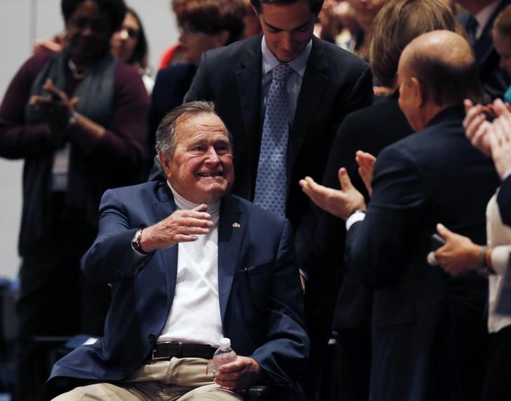 © Reuters. George H.W. Bush is brought into the auditorium where his son speaks talk about his new book titled "41: A Portrait of My Father" in College Station, Texas