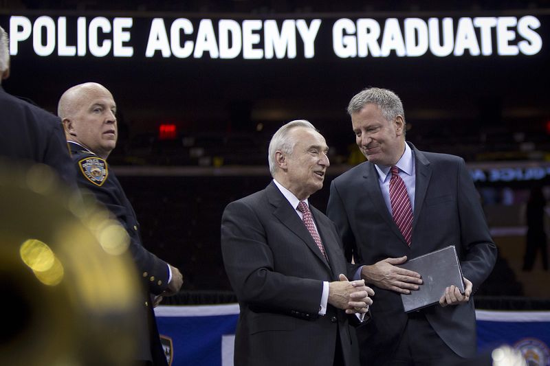 © Reuters. Blasio speaks with Bratton on stage during the New York City Police Academy Graduating class ceremony in New York
