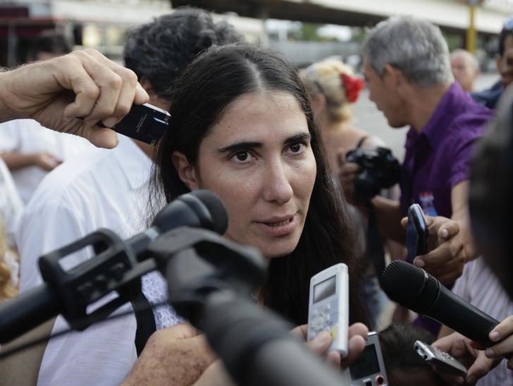 © Reuters. Cuba's best-known dissident, blogger Yoani Sanchez, speaks to reporters outside Havana's Jose Marti International Airport