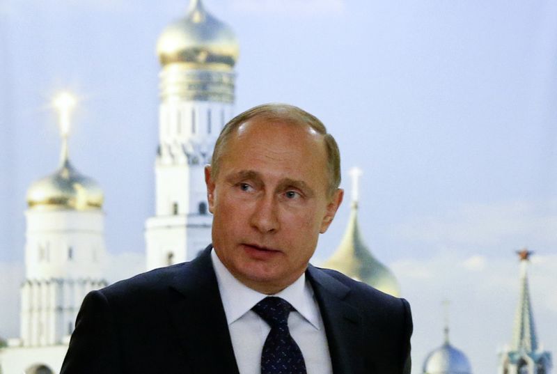 © Reuters. Russian President Vladimir Putin walks into a hall before addressing journalists after he met his French counterpart Francois Hollande at Moscow's Vnukovo airport