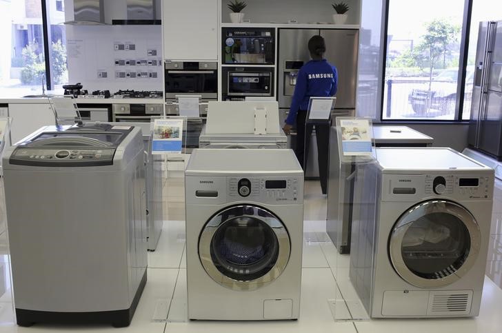 © Reuters. Samsung washing machines are seen as an employee inspects refrigerators at a Samsung display store in Johannesburg