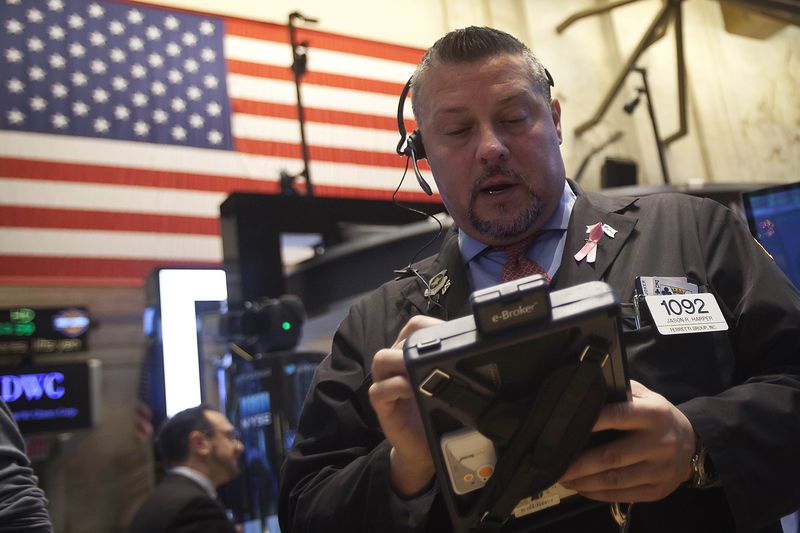 © Reuters. Trader works on the floor of the New York Stock Exchange in New York