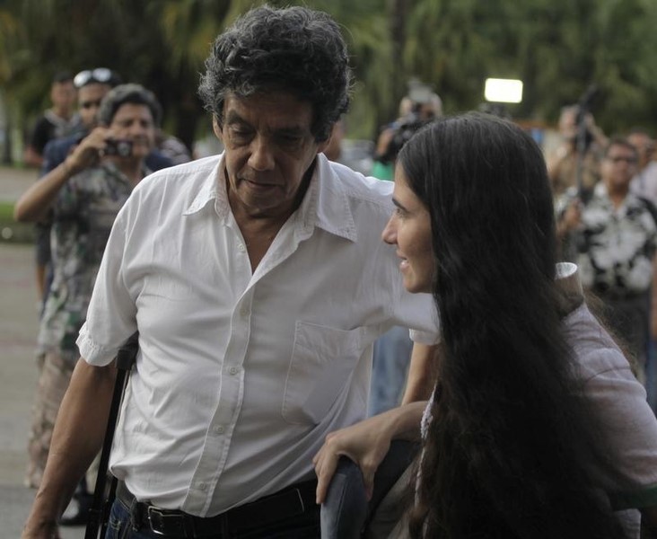 © Reuters. La bloguera cubana Yoani Sánchez dice que su marido y otro disidente están detenidos